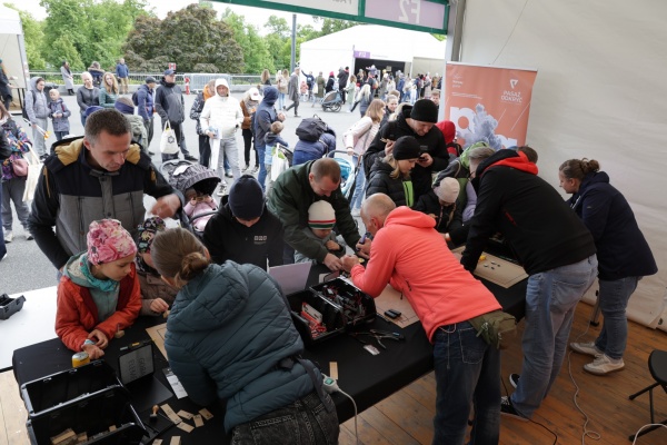 Setki odwiedzających na stoisku Pasażu Odkryć podczas Pikniku Naukowego w Warszawie